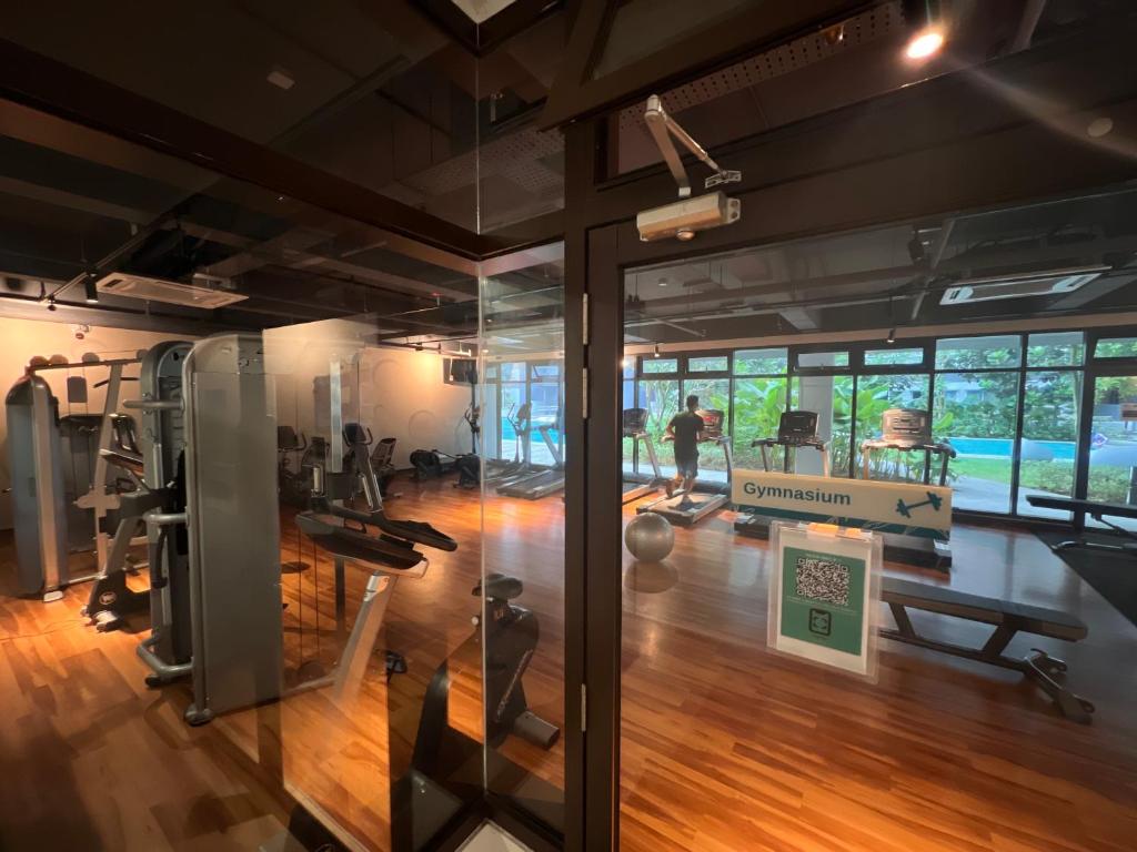 un gimnasio con cintas de correr y equipos de ejercicio en una habitación en The Heim, en Kajang