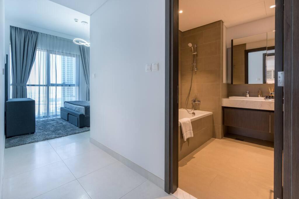 Koupelna v ubytování Luxury 2bedroom Dubai Creek Balcony & Views