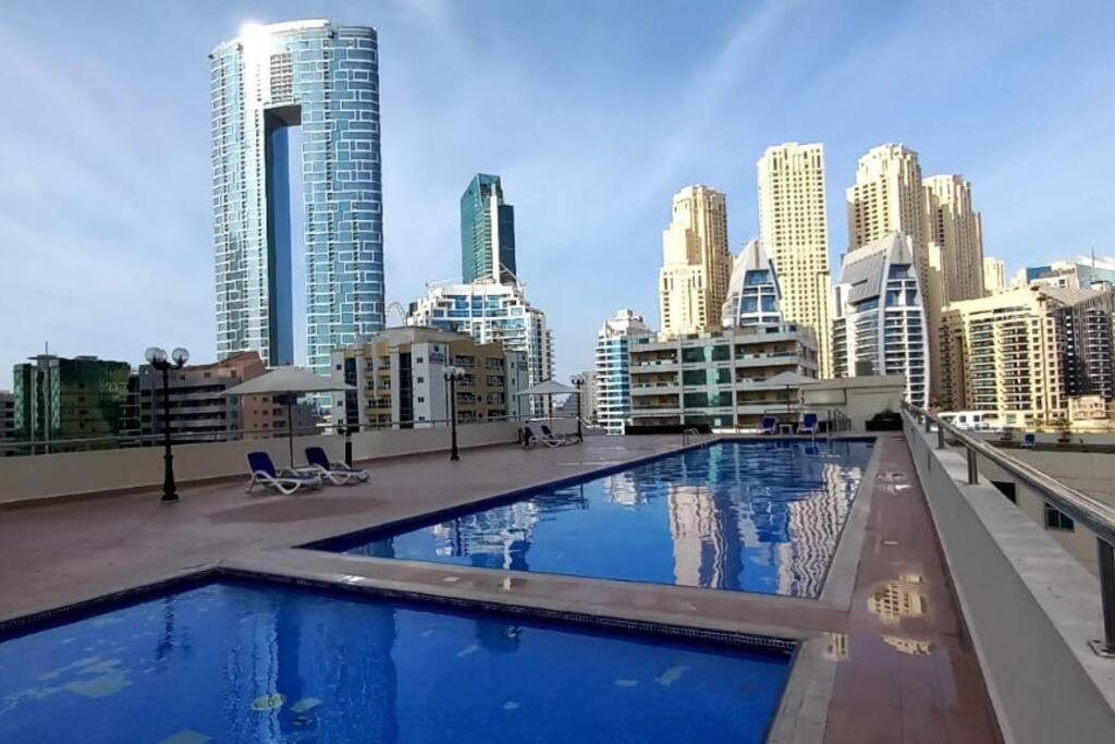 Bazén v ubytování NEW! Gorgeous 1 bedroom & balcony in Dubai Marina nebo v jeho okolí