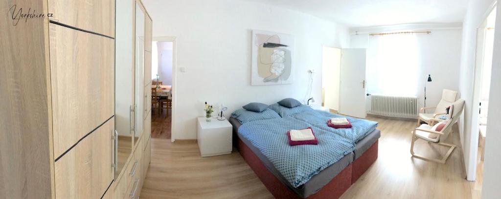 sypialnia z niebieskim łóżkiem w pokoju w obiekcie Apartment Yorkshire w mieście Bujanov