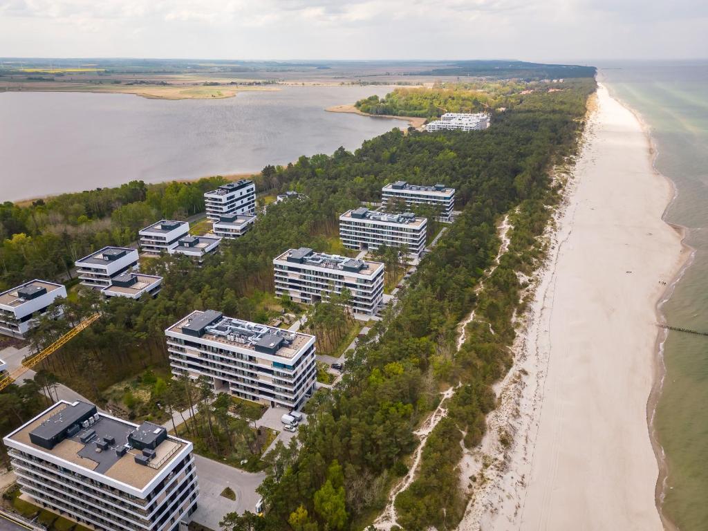 z powietrza widok na plażę i budynki w obiekcie Apartament Shellter Sun&Sea Rogowo koło Kołobrzegu_Dźwirzyno_nocleg w Rogowie