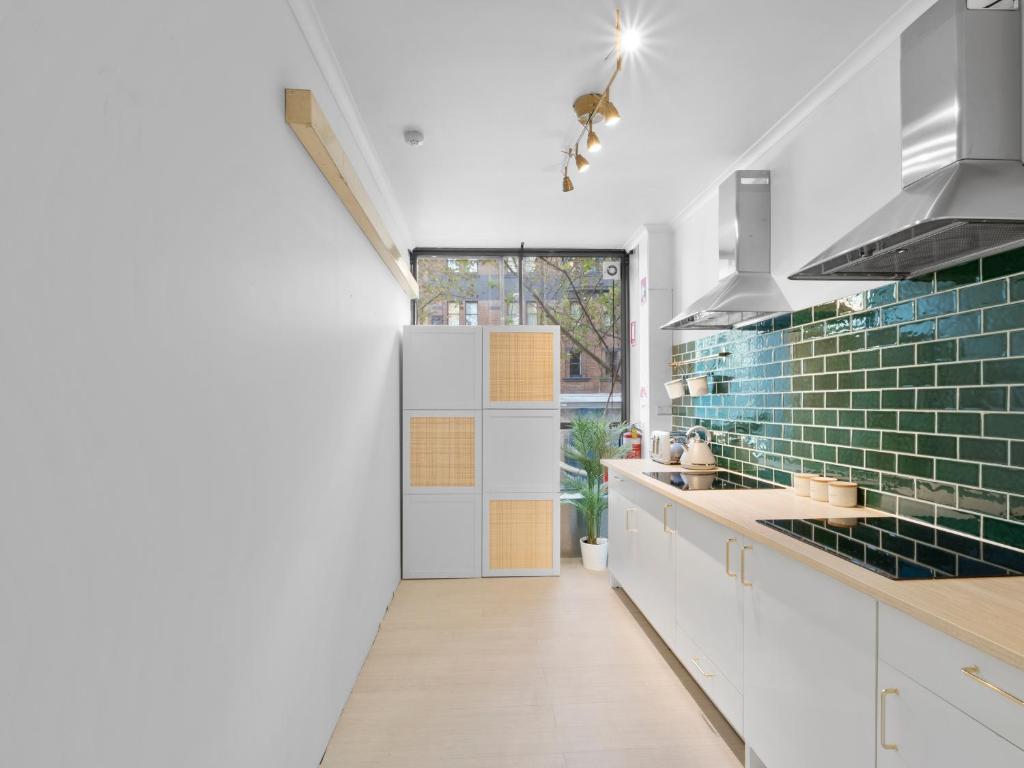 Kuchyň nebo kuchyňský kout v ubytování AZZURRO POD HOTEL - Central Sydney