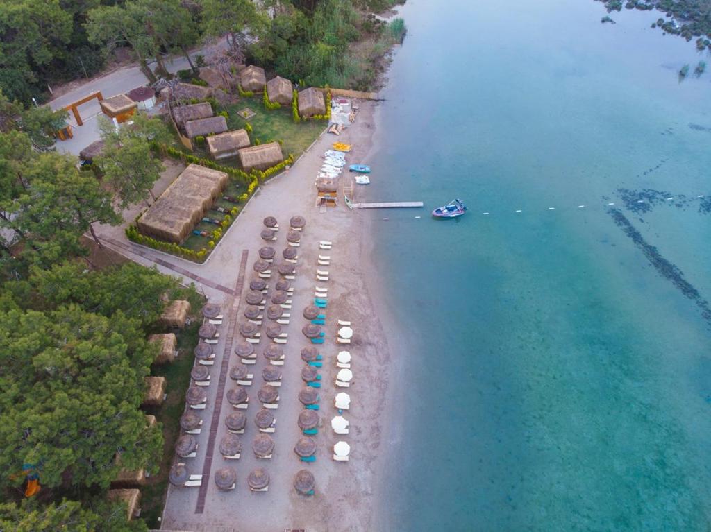 uma vista aérea de uma praia com um monte de guarda-sóis em Green Pine Bungalows & Beach Luxury Concept em Oludeniz