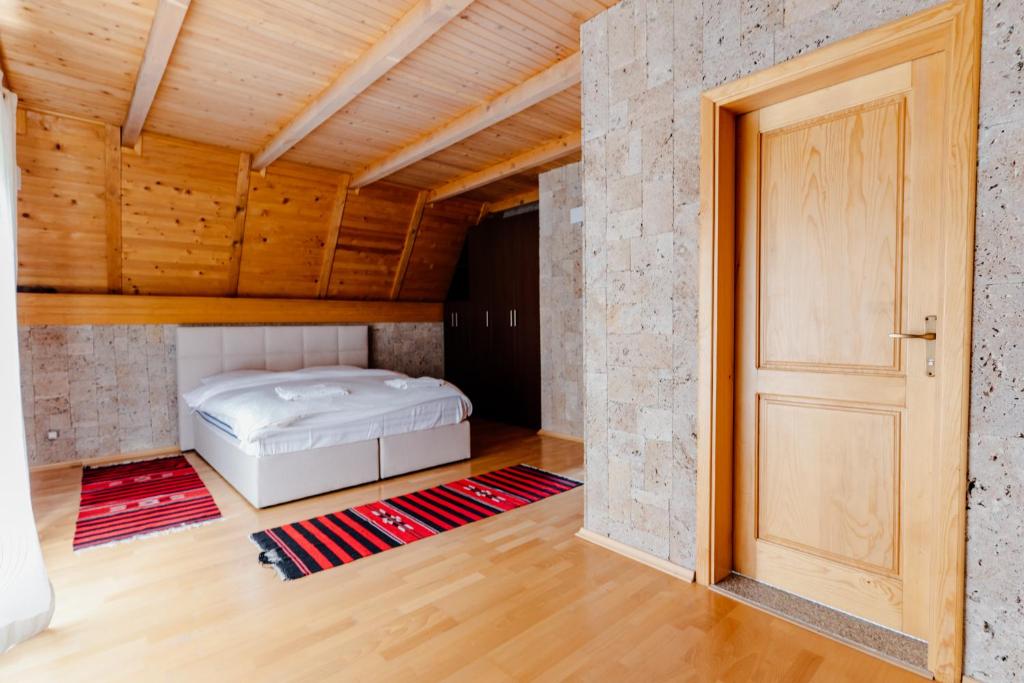 1 dormitorio con 1 cama en una habitación con puerta en VillaRostovo en Bugojno