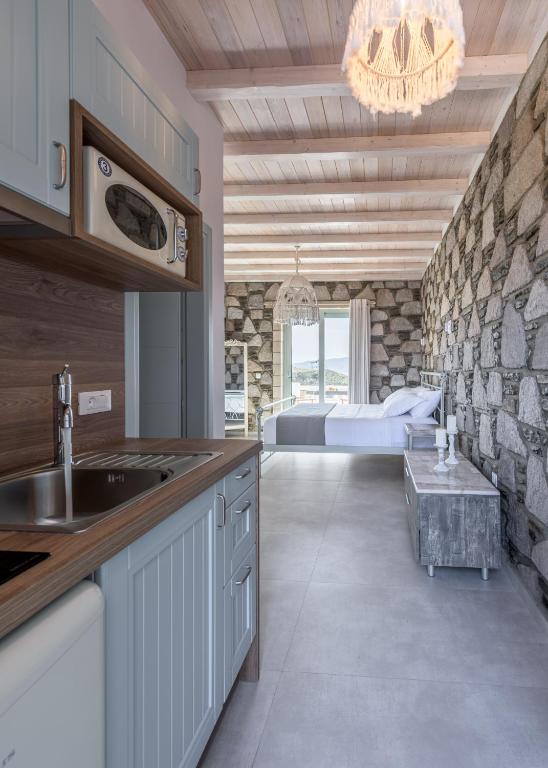 Kuchyň nebo kuchyňský kout v ubytování Hilltop Suites Milos