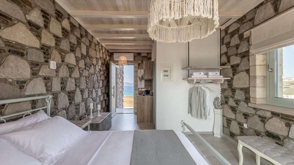 Postel nebo postele na pokoji v ubytování Hilltop Suites Milos