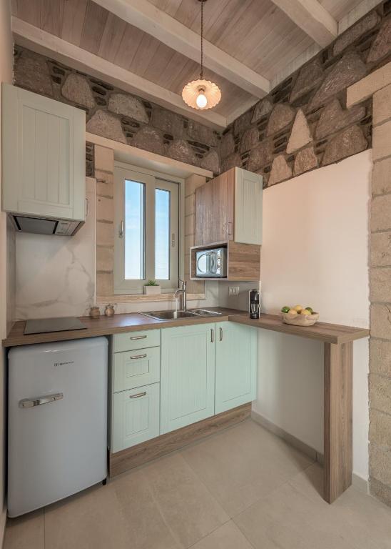 Kuchyň nebo kuchyňský kout v ubytování Hilltop Suites Milos