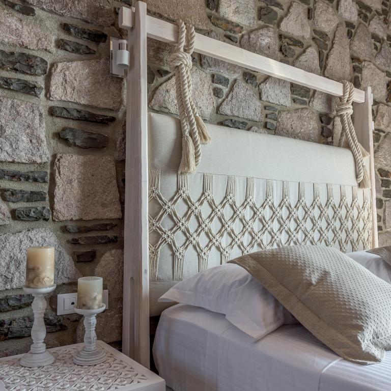 Postel nebo postele na pokoji v ubytování Hilltop Suites Milos