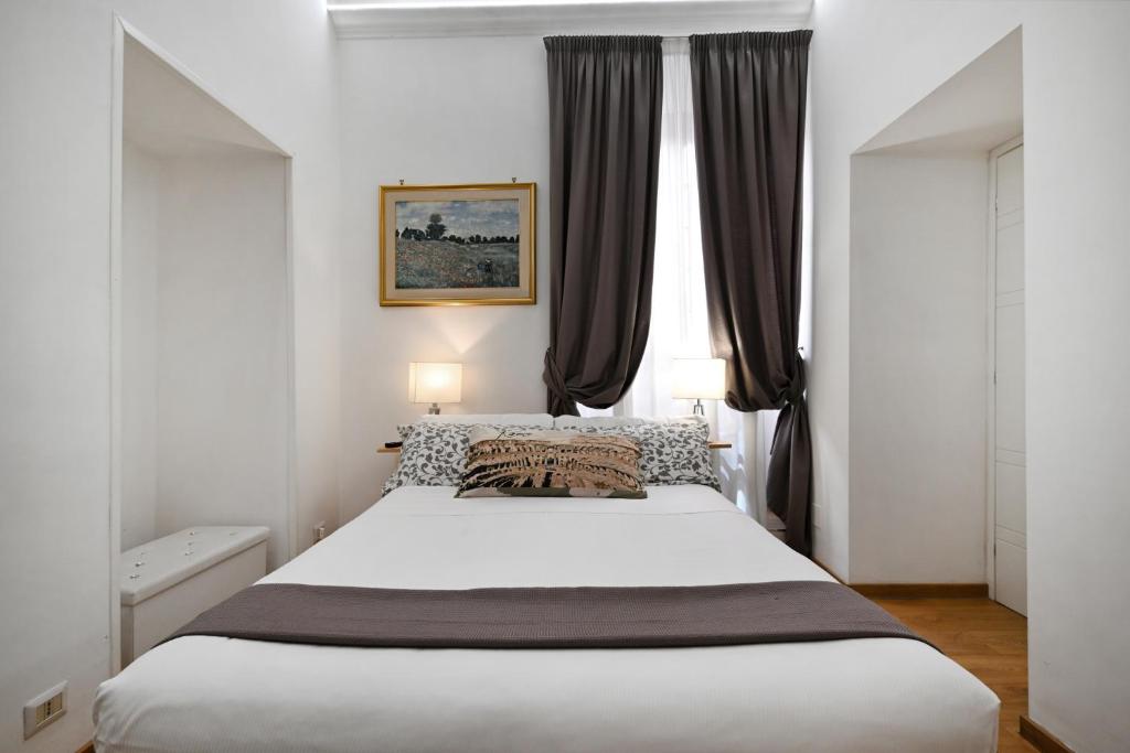 A bed or beds in a room at Il Fascino Di Roma