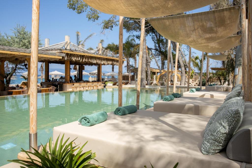 Bazén v ubytování MAKO Sea & Suites nebo v jeho okolí