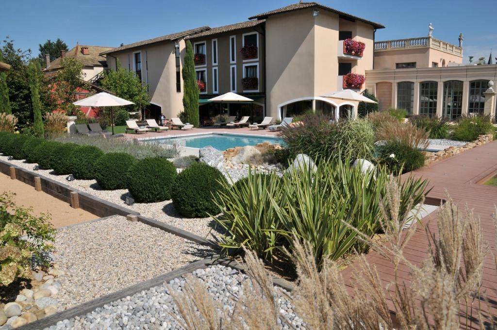 Bazén v ubytování Georges Blanc Parc & Spa nebo v jeho okolí