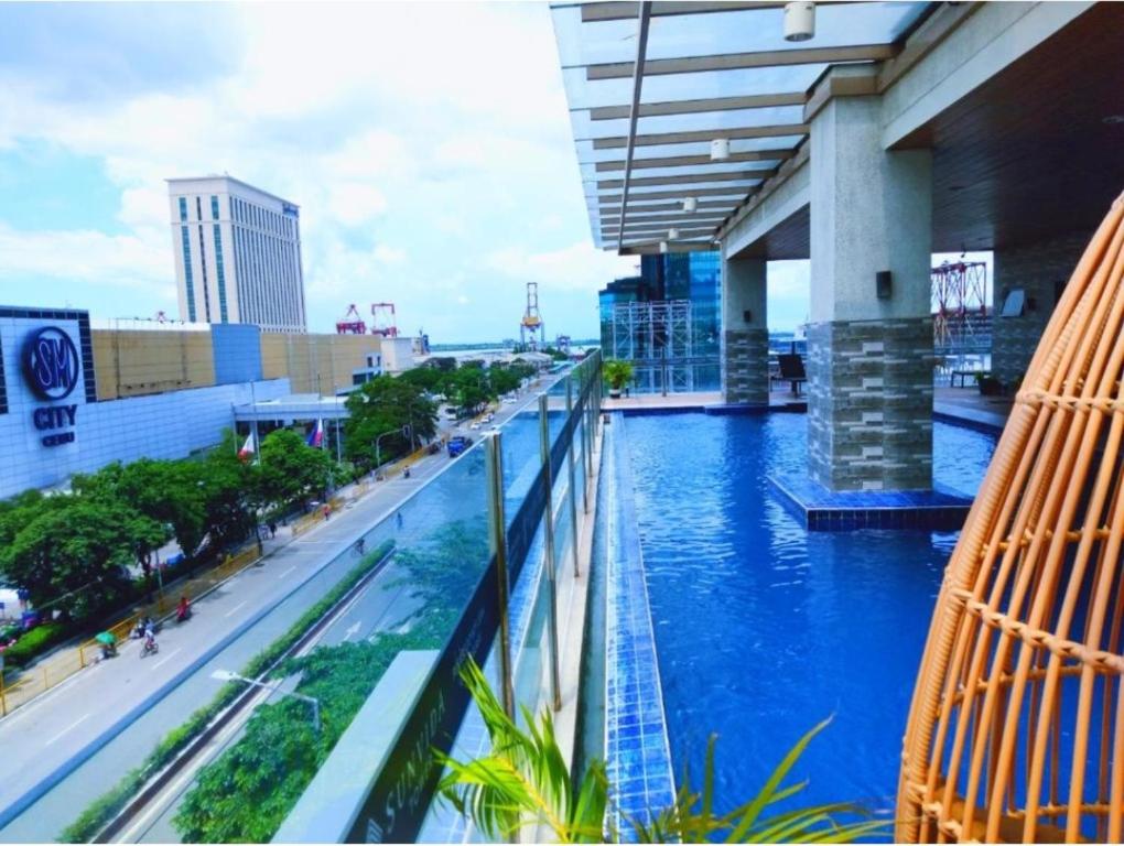 uma vista a partir da varanda de um edifício com água azul em Bay View Apartment Sunvida Tower 28 em Cebu