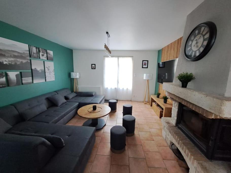 un salon avec un canapé et une cheminée dans l'établissement Les lits de la Loire, à Saint-Père-sur-Loire