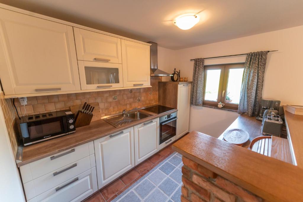 Kuchyň nebo kuchyňský kout v ubytování Hill Cottage Haloze