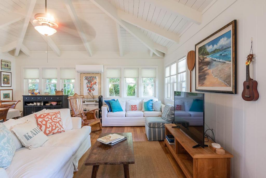 A seating area at Sunshine Cottage just steps to Kailua beach