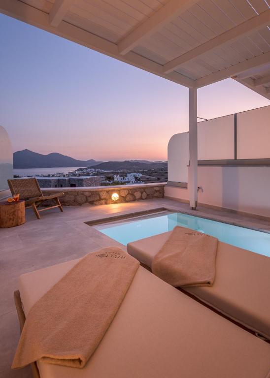 Bazén v ubytování Thea Sunset Suites nebo v jeho okolí