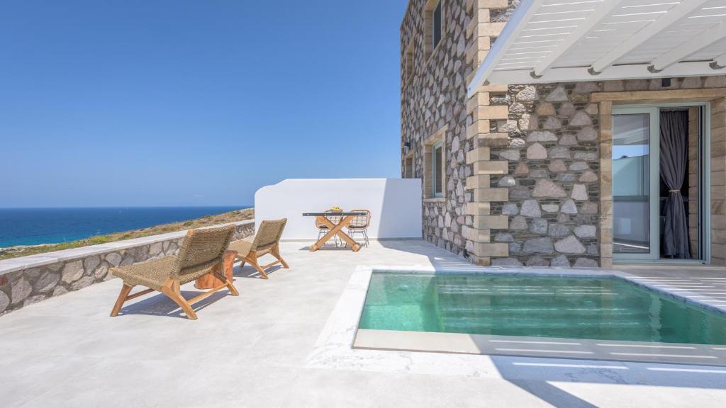 Bazén v ubytování Thea Sunset Suites nebo v jeho okolí