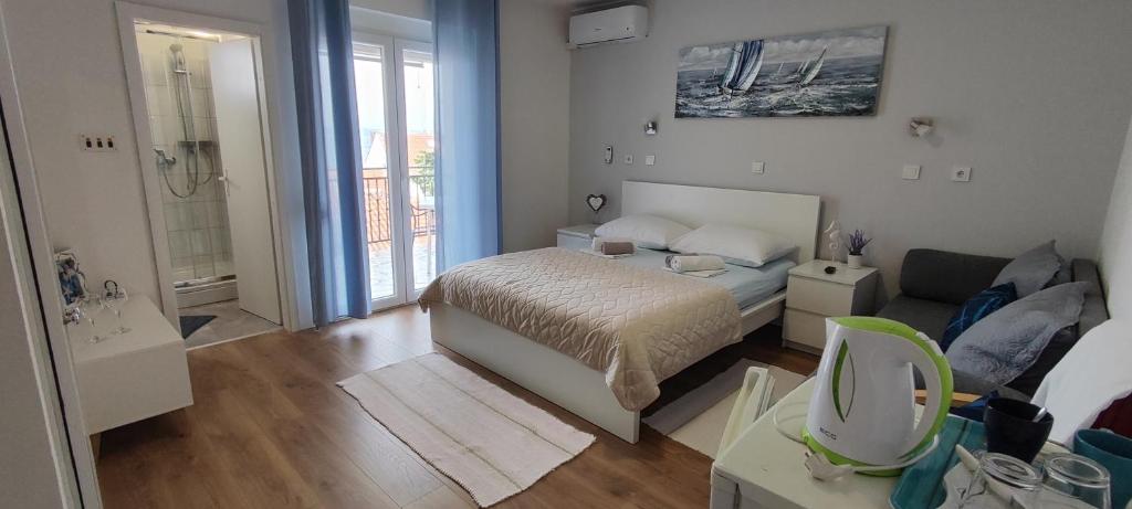 una camera con letto e un soggiorno di Bicanic Apartments and Rooms a Crikvenica