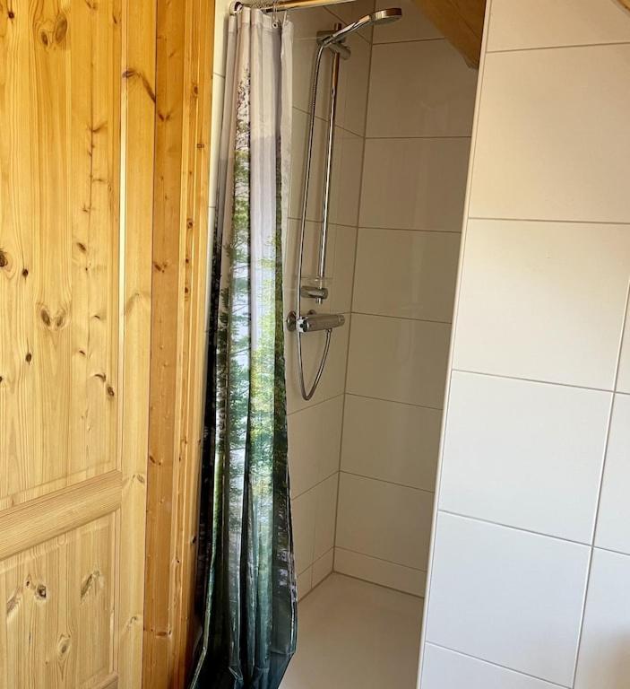Een badkamer bij Unieke houten villa met SAUNA in Twente - 5p