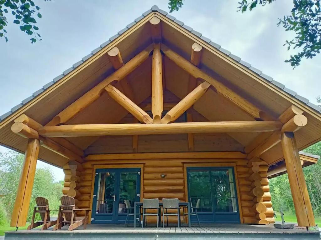 Het gebouw waarin de villa zich bevindt