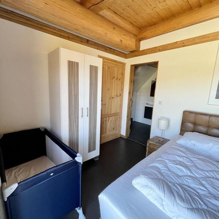 Een bed of bedden in een kamer bij Unieke houten villa met SAUNA in Twente - 5p