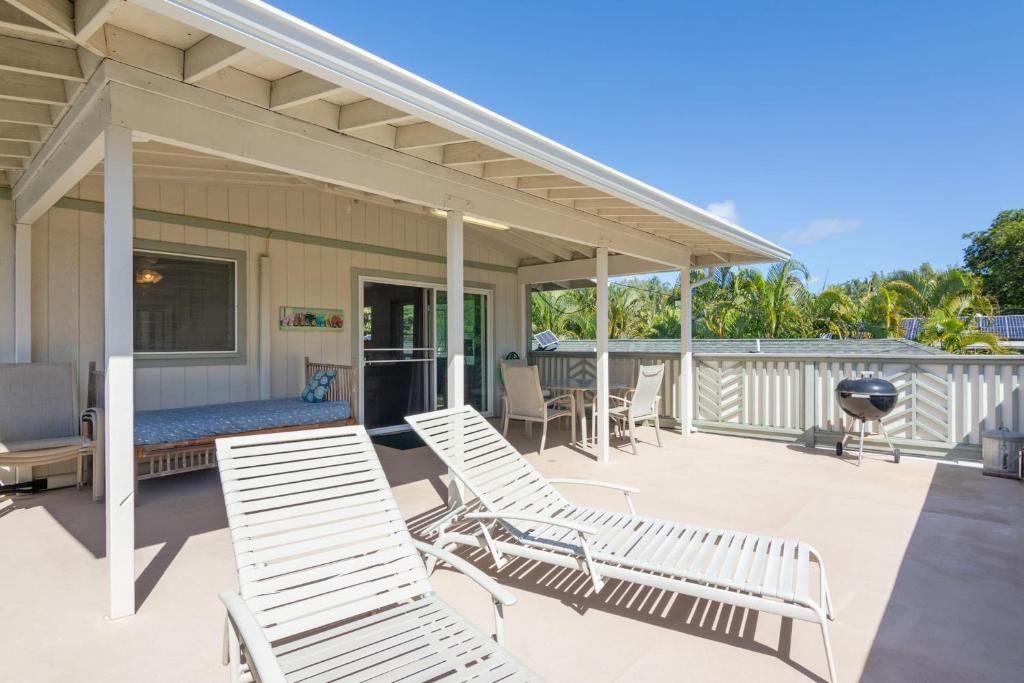 Gallery image of Steps to the beach upstairs Apartment with 3 bedrooms & 2 bath AC in Kailua