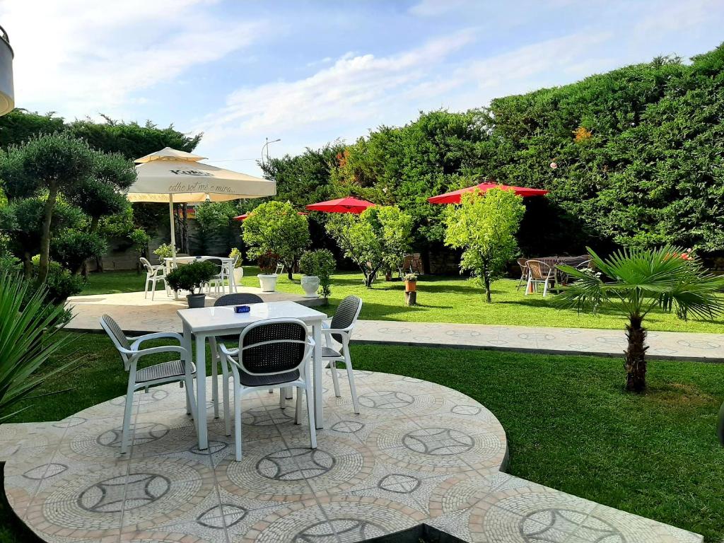 ベラトにあるHotel Vila Arbriの庭園(テーブル、椅子付)