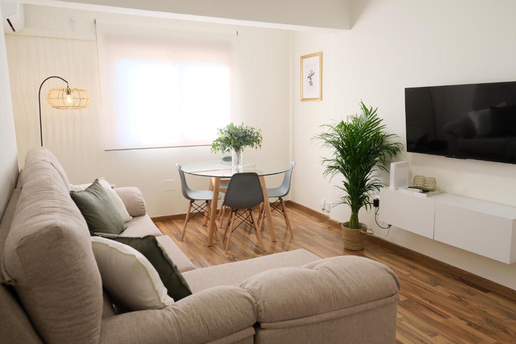 a living room with a couch and a table at Slappe Jaén II in Jaén