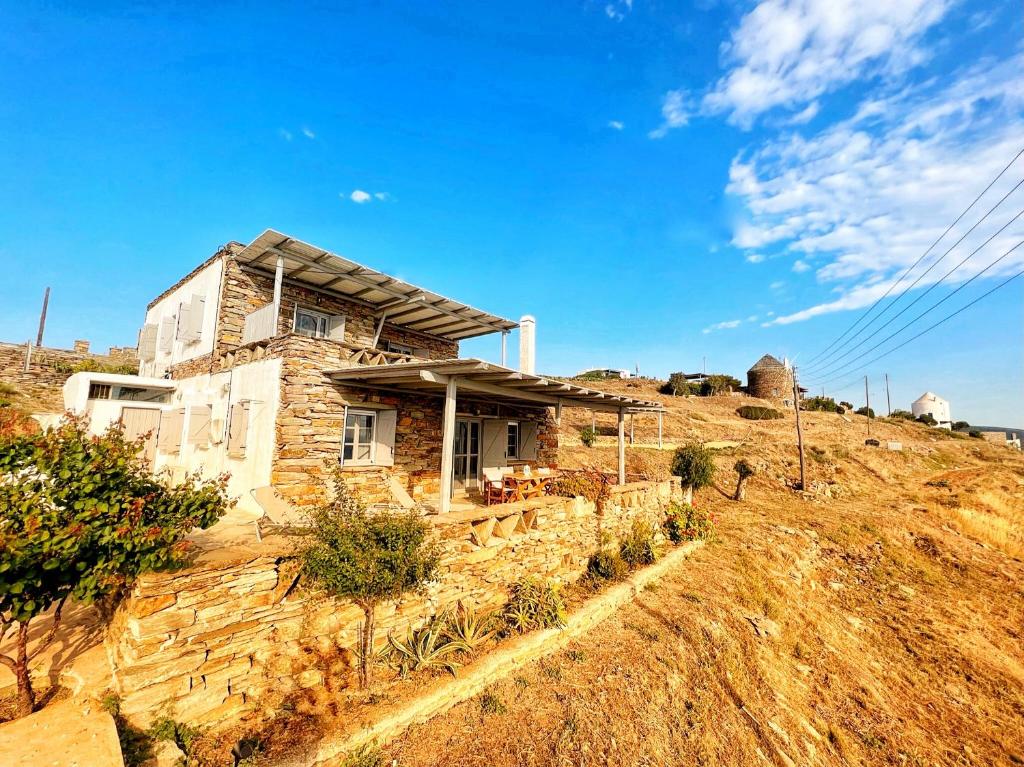 una casa de piedra en la cima de una colina en The Traditional Stone Villa, en Koundouros
