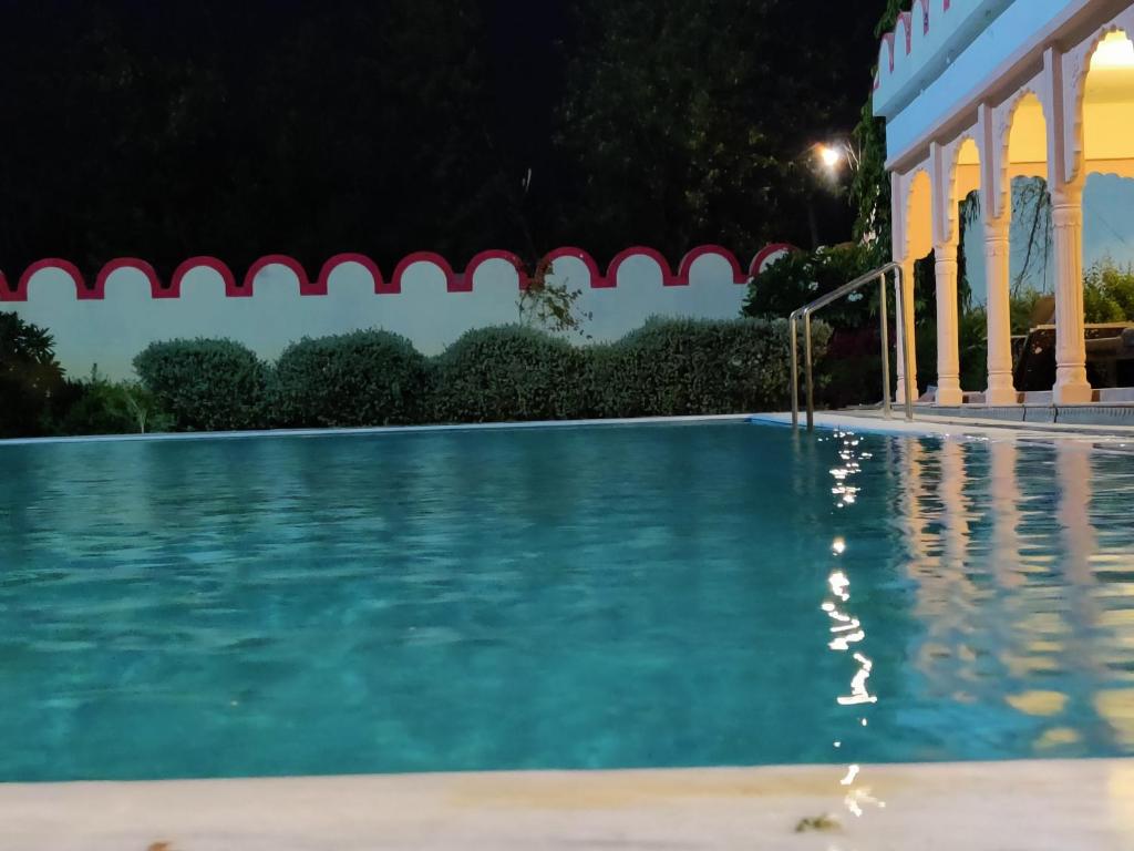 Bazén v ubytování Satyam Palace Resort nebo v jeho okolí
