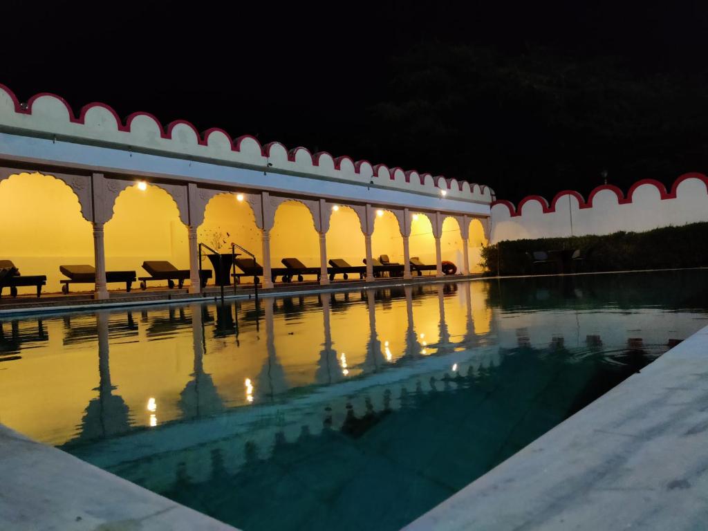 Bazén v ubytování Satyam Palace Resort nebo v jeho okolí