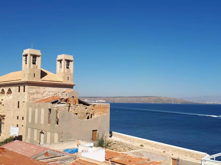 een uitzicht op de oceaan vanuit een gebouw bij CASA EN ISLA DE TABARCA (ZONA PUERTO VIEJO) in Tabarca