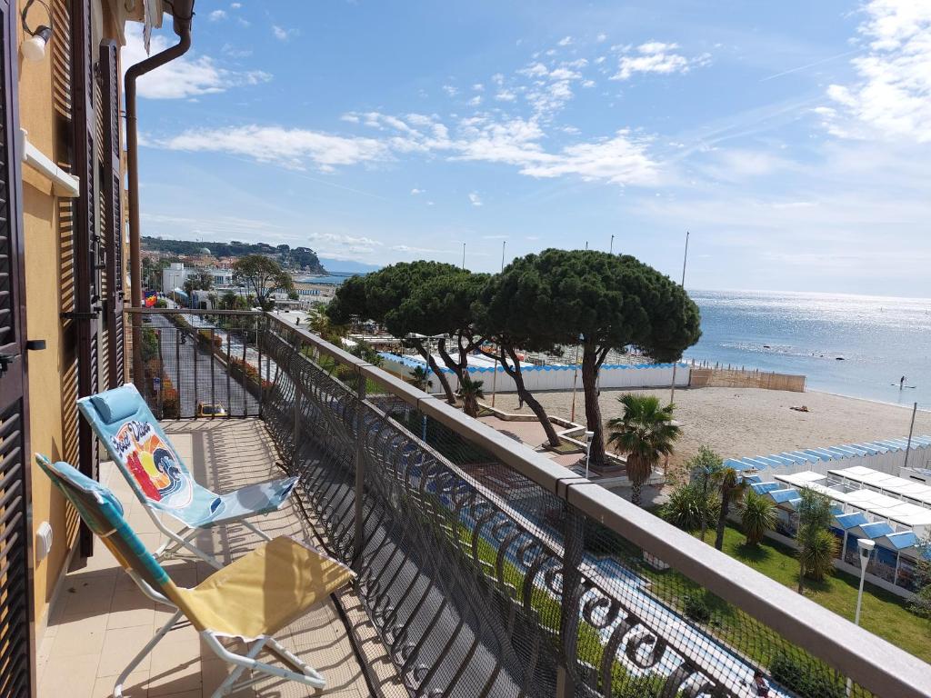 uma varanda com vista para o oceano e uma praia em Casa Ortensia em Albissola Marina