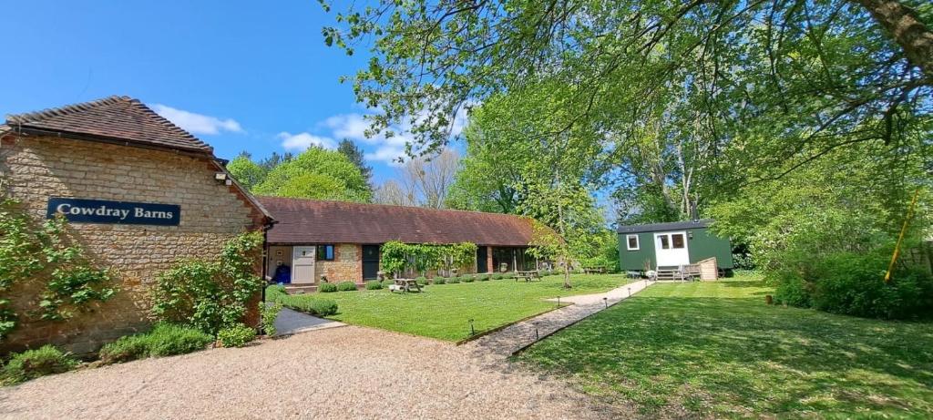 un edificio con un cartel al lado de un patio en Halfway Bridge, en Midhurst