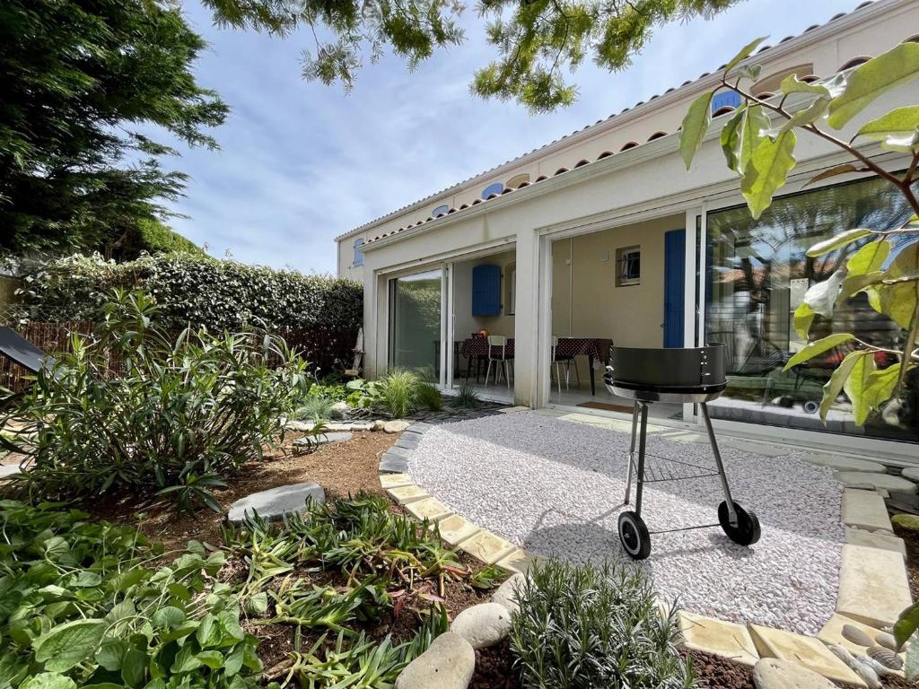 Ogród w obiekcie Maison rénovée avec mezzanine, jardin, à 750m de la plage de La Rémigeasse, 4 couchages, Wifi inclus - FR-1-246A-217