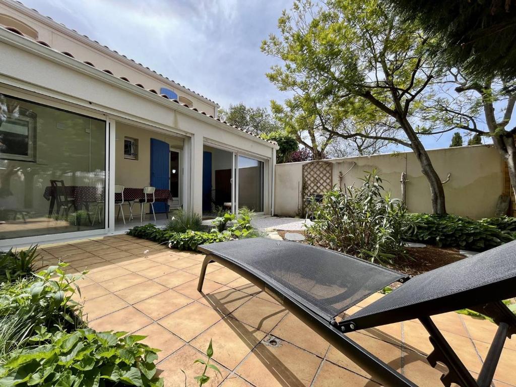 Ogród w obiekcie Maison rénovée avec mezzanine, jardin, à 750m de la plage de La Rémigeasse, 4 couchages, Wifi inclus - FR-1-246A-217