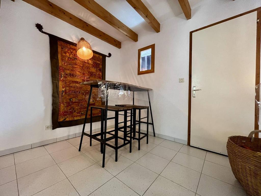 Zdjęcie z galerii obiektu Maison rénovée avec mezzanine, jardin, à 750m de la plage de La Rémigeasse, 4 couchages, Wifi inclus - FR-1-246A-217 w mieście Dolus d'Oléron