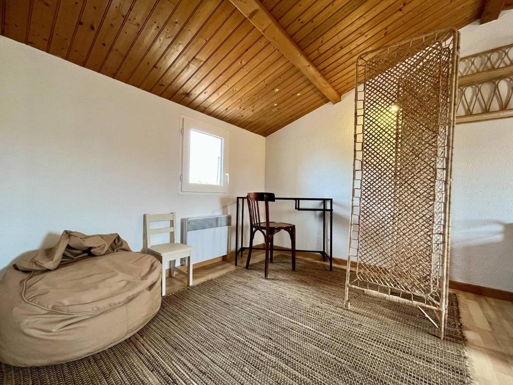 Część wypoczynkowa w obiekcie Maison rénovée avec mezzanine, jardin, à 750m de la plage de La Rémigeasse, 4 couchages, Wifi inclus - FR-1-246A-217