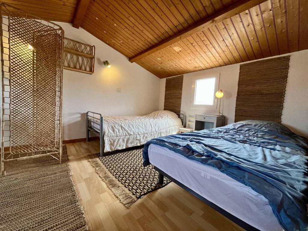 Łóżko lub łóżka w pokoju w obiekcie Maison rénovée avec mezzanine, jardin, à 750m de la plage de La Rémigeasse, 4 couchages, Wifi inclus - FR-1-246A-217