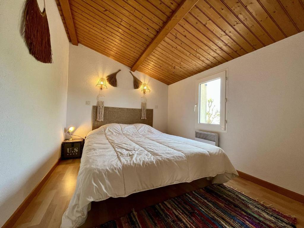 Łóżko lub łóżka w pokoju w obiekcie Maison rénovée avec mezzanine, jardin, à 750m de la plage de La Rémigeasse, 4 couchages, Wifi inclus - FR-1-246A-217