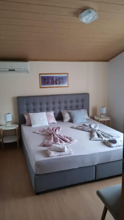 Łóżko lub łóżka w pokoju w obiekcie Apartman Tunja