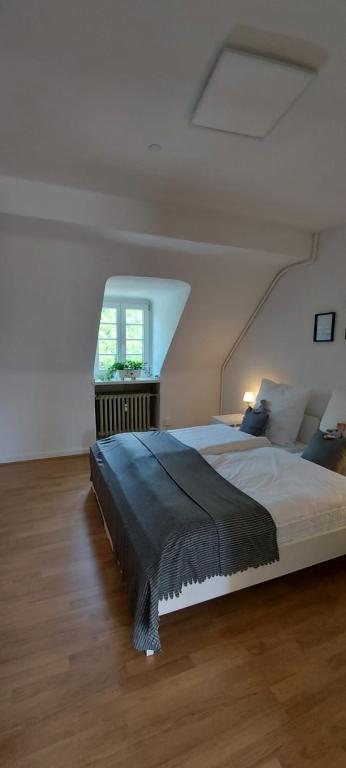 a bedroom with a large bed and a window at AlleeSuite, Nähe Messe, RÜ, Baldeneysee, Zentral, NETFLIX in Essen