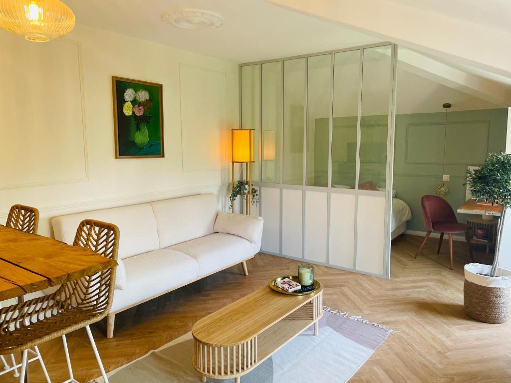 - un salon avec un canapé blanc et une table dans l'établissement Appartement Chèvremont Metz, à Metz