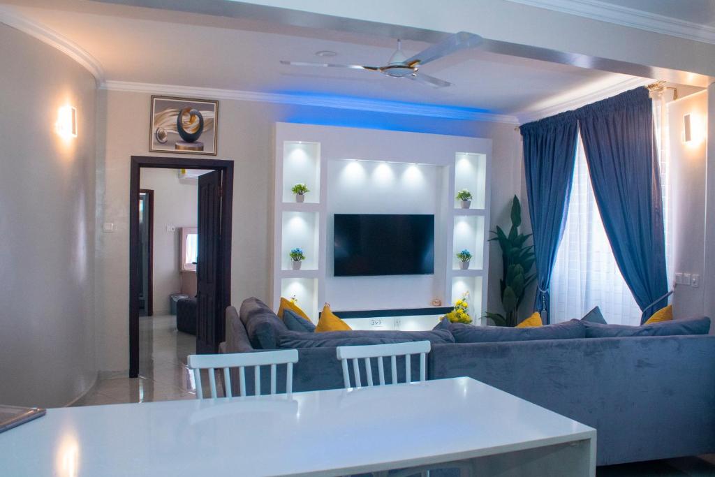 uma sala de estar com um sofá e uma mesa em Exotic Palace Hotel em Kwedonu