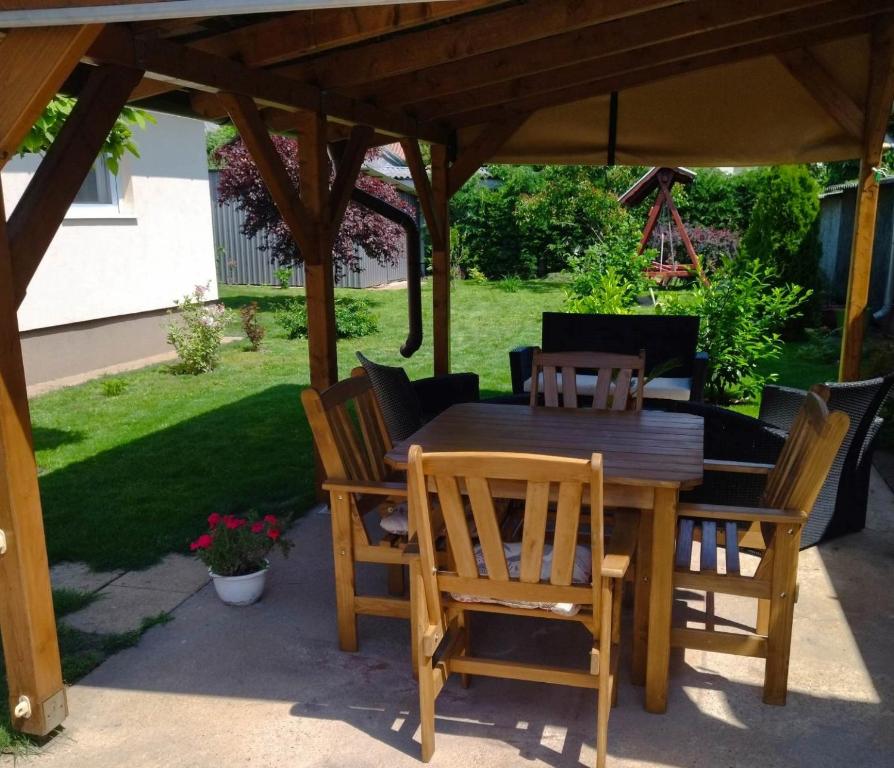 Vonkajšia záhrada v ubytovaní Csaba apartman