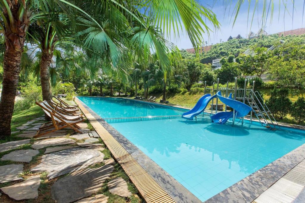 uma piscina com escorrega num resort em Sun Villa & Resort Hòa Bình - 6 em Hòa Bình
