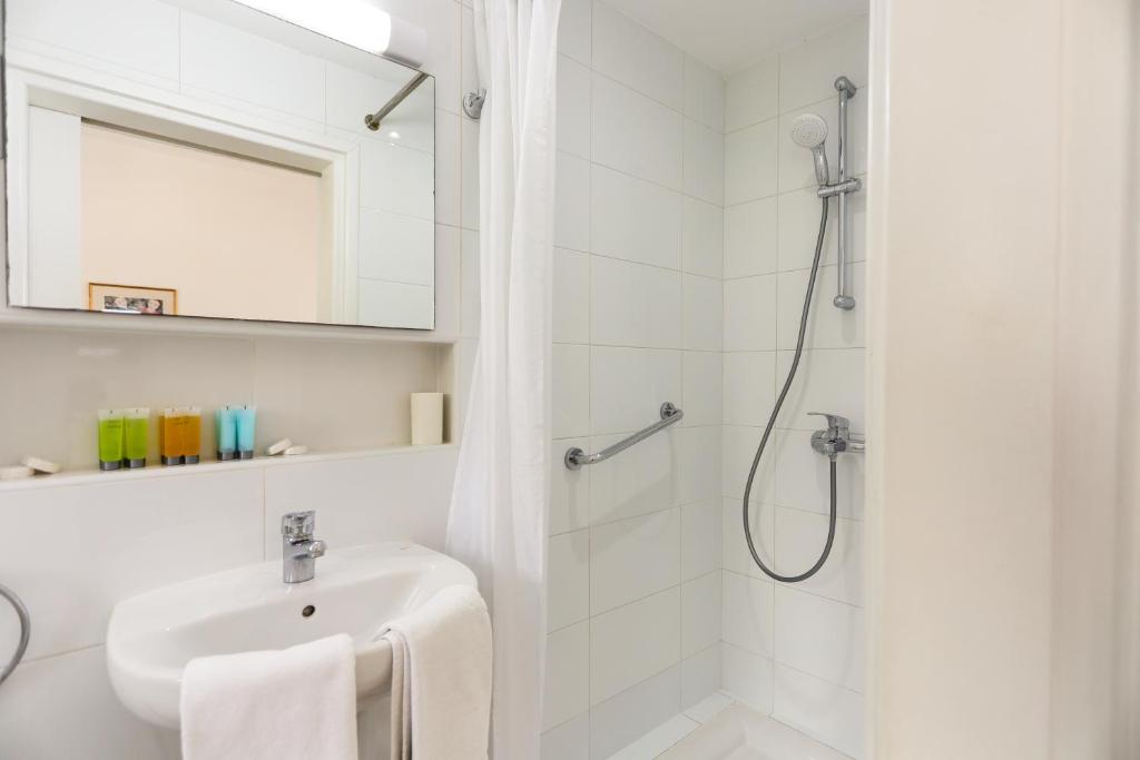 Koupelna v ubytování Axiothea Hotel