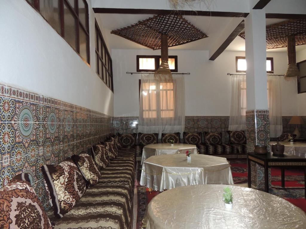 Auberge Kasbah Amoun 레스토랑 또는 맛집