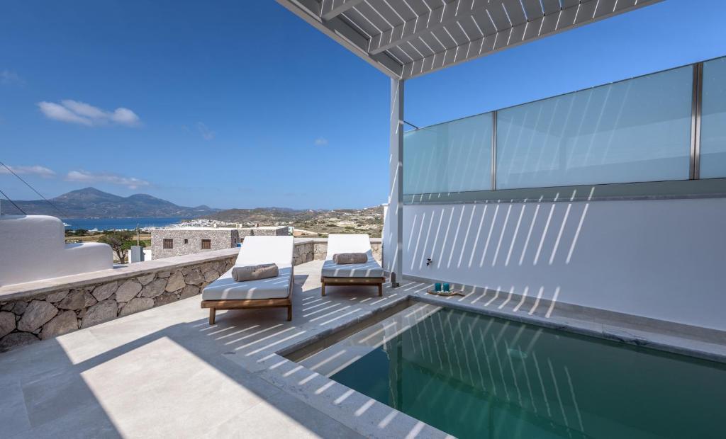 Bazén v ubytování Hilltop Suites Milos nebo v jeho okolí