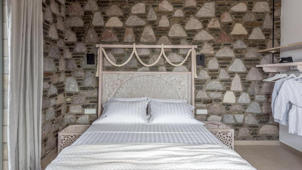 Postel nebo postele na pokoji v ubytování Hilltop Suites Milos